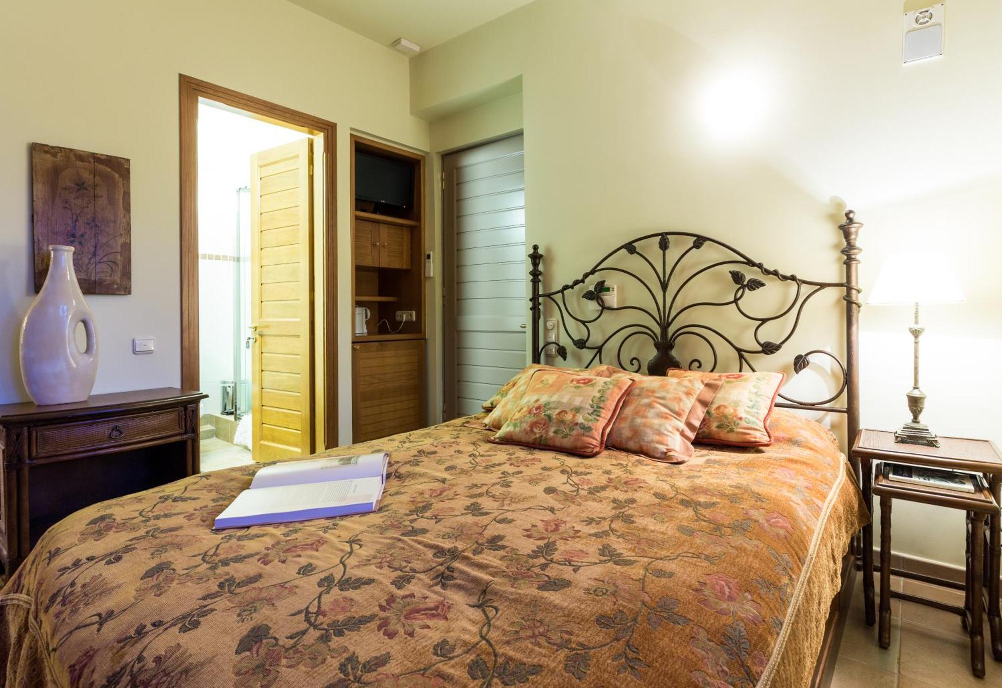 Elia Junior Suite In Epidavros With Shared Pool Nea Epidavros Exterior photo